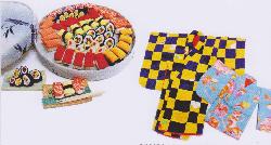 Les petits objets en tissu de Kimonos anciens, Masako et Aujourd'hui, les japonais mettent le kimono pour des occasions particulières 
comme des mariages ou des cérémonies. La plupart du temps, les beaux kimonos 
dorment au fond de la penderie ...
Masako Ishihara, qui travaille dans le monde du kimono, donne des cours de 
couture et d'habillage de ce vêtementtraditionnel depuis 30 ans. Sa fille Tazuko 
a grandi dans l'univers des kimonos. Deux artistes créent de petis objets - poupées, 
kimono en miniature, 
kimono pour enfant, plateau sushi, gâteau etc - en tissu de kimonos anciens.Tazuko Ishihara